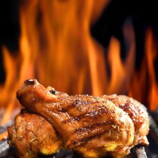 2 Muslos De Pollo A La Brasa Con Ensalada