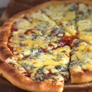 Pizza tres quesos