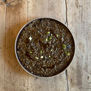 Risotto de trompeta de la muerte, queso fontina y ajetes