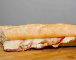 BOCATA LOMO CON QUESO