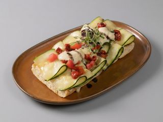 Focaccia De Calabacín Con Ajoblanco Y Tomate Asado