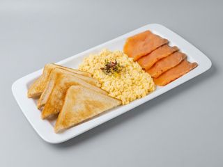 Huevos Revueltos Con Salmón Ahumado Y Tostadas