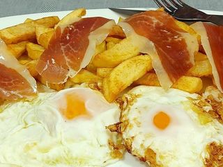 Huevos Fritos con Jamón y Patatas