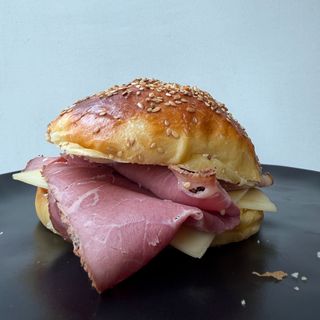 Sandwich Pastrami y doble quesp