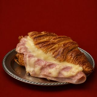 Croissant jamón y queso