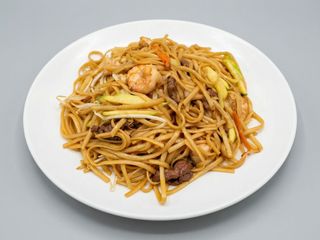 Tallarines Frito con Tres Delicias