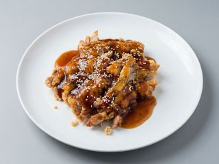 Pollo Frito con Salsa Especial de la Casa