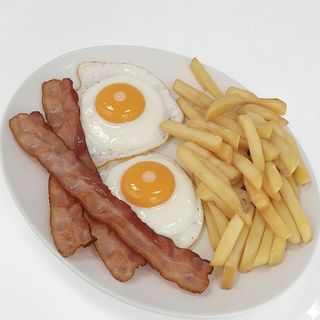 Bacon con huevo y patatas