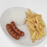 Salchichas con arroz y patatas fritas.