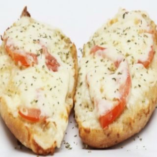 Pan De Ajo Con Mozzarella Y Tomate