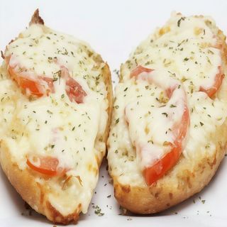 Pan De Ajo Con Mozzarella Y Tomate