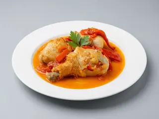 Pollo al chilindrón con guarnición
