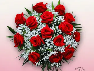 Ramo de 12 rosas rojas y paniculata