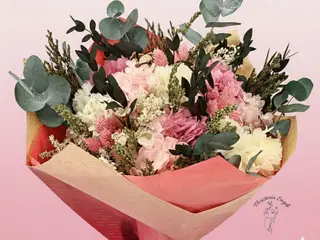 Ramo de flores preservadas rosas y eucalipto