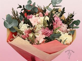 Ramo de flores preservadas rosas y eucalipto