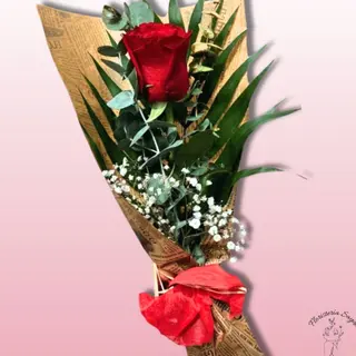 rosa arreglada roja
