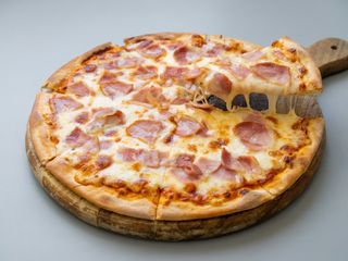 Pizza de jamón y queso mediana