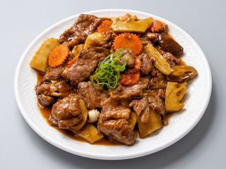 Láminas De Buey Con Setas Y Bambú