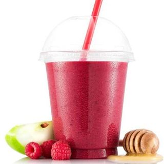 Batido de frambuesas, manzanas, mango y moras