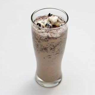 Bebido natural de helado de vainilla y galleta de Cookies