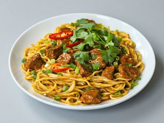 23. Fideos De Arroz Frito Con Carne Y Curry