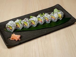 64. California Sésamo Aguacate Pepino Y Surimi (8 Uds.)