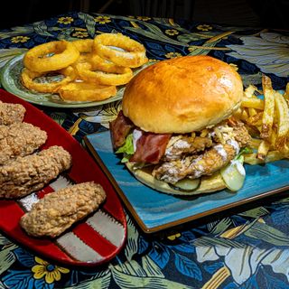 COMBO 3 (BURGER + PATATAS + ALITAS + AROS DE CEBOLLA )