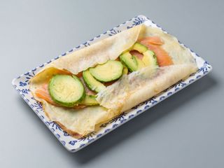 Crep salado de salmón con aguacate laminado