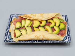 Crep salado de jamón Ibérico al corte con aguacate laminado 