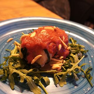 Roll de calabacín relleno de verduras y almendras tostadas