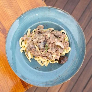 Tagliatelle Hechas A Mano Con Setas Y Salchicha