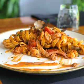 Tagliatelle Hechas A Mano Con Frutos Del Mar