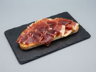 Tostada De Tomate Rallado Con Queso Y Jamón Serrano