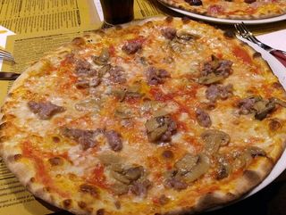 Pizza Salsiccia y Champinones