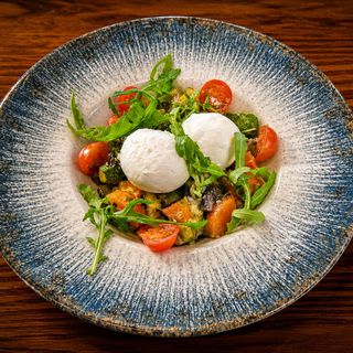 Ensalada De Burrata Con Verduras de Temporada