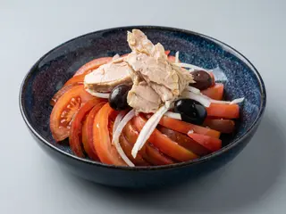 Tomate `` Picao´´ con Tronquito de Bonito, Olivas y Cebolleta Fresca