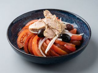 Tomate `` Picao´´ con Tronquito de Bonito, Olivas y Cebolleta Fresca
