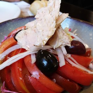 Tomate `` Picao´´ con Tronquito de Bonito, Olivas y Cebolleta Fresca