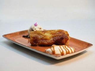 Torrija Caramelizada De Coco Y Espuma De Yogur