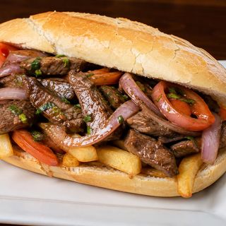 Pan con lomo saltado