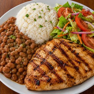 Pollo a la parrilla con menestra