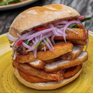 Pan con chicharrón de cerdo