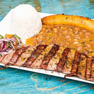 Carne con menestra