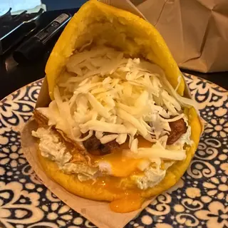AREPA BOMBA POLLO