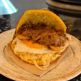 AREPA BOMBA CARNIVORA