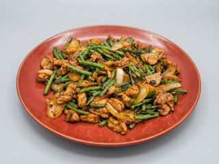 Pollo con Pimientos Verdes & Salsa Tou Si