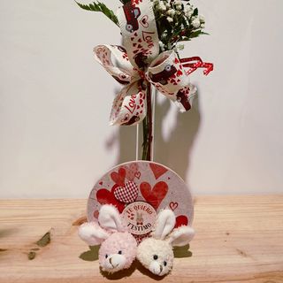 Base corazones con pareja de conejitos + una rosa natural