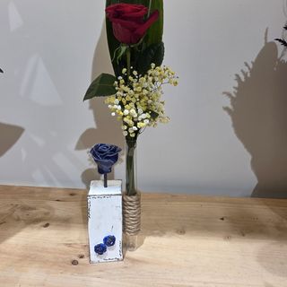 FIGURA ROSA CERAMICA  Y ROSA NATURAL ROJA