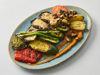 Parrillada de verduras con salsa Romesco