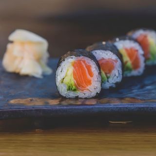 Makis De Salmón Y Aguacate 